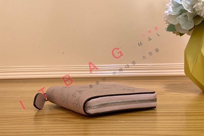 ̺   M81558